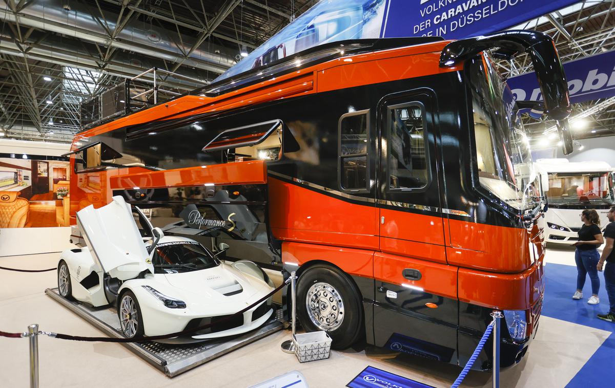 Volkner performance S bivalnik | Volkner je letos v bivalnik performance S vgradil ferrarija la ferrari. Lani so se pri enakem bivalniku pohvalili celo z bugatti chironom. | Foto Dusseldorf Caravaning