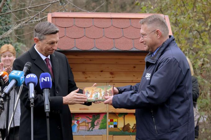 Na krajši slovesnosti, ob predaji tega darila Republike Slovenije mestu Zagreb, so bili navzoči tudi predstavniki slovenske manjšine na Hrvaškem. | Foto: STA ,