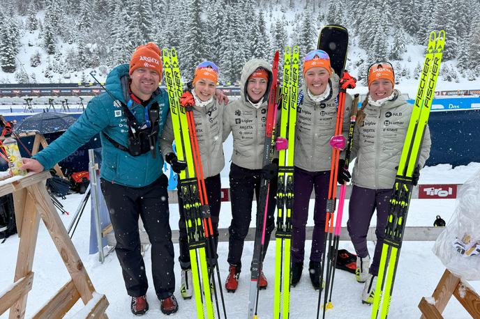 Slovenska ženska biatlonska štafeta, Hochfilzen | Slovenska biatlonska zasedba se je že preselila v Francijo. | Foto SloSki biatlon