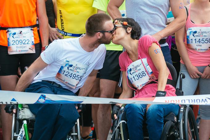 Tek je namenjen osveščanju in zbiranju sredstev za zdravljenje poškodb hrbtenjače. Na fotografiji sta ambasadorja teka WFWR Nina Wabra Jakič in njen mož Gal Jakič. | Foto: 