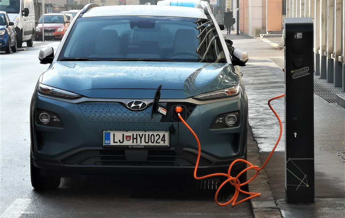 Hyundai kona electric | Do zdaj je bilo v Sloveniji precej preprosto poiskati proste javne električne polnilnice, z napovedano rastjo števila električnih vozil – v enem letu bi jih lahko na naše ceste pripeljalo več kot tisoč (in še nekaj priključnih hibridov) – pa bodo postala prosta polnilna mesta še toliko pomembnejša. | Foto Gregor Pavšič