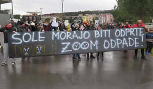 V več mestih po državi protestirali proti vnovičnemu zaprtju šol