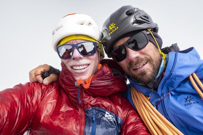 Tom Livingstone Aleš Česen | Tom Livingstone in Aleš Česen sta v alpskem slogu preplezala 2000 višinskih metrov dolgo prvenstveno smer po zahodnem grebenu na Gašerbrum III (7952 m) v Karakorumu, kar je izjemen alpinistični dosežek.  | Foto Tom Livingstone