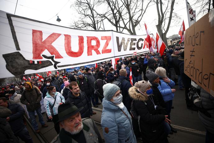 Protest na Dunaju | Na Dunaju je okoli pet tisoč ljudi protestiralo proti policijski uri in drugim ukrepom za zajezitev bolezni covid-19. | Foto Reuters