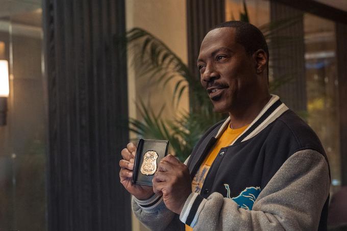 Nasmeh, ki zmeraj nakaže, da bo zdaj zdaj sledil rafalni govor divjega prepričevanja, po katerem je znan Axel Foley. | Foto: Netflix