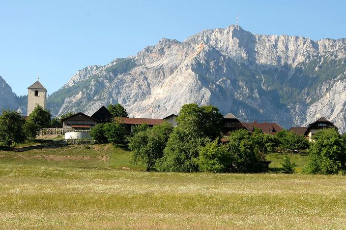 Južno pobočje Dobrača. Kljub temu, da je od potresa minilo že skoraj 700 let, je še vedno vidno območje podora, ki so ga povzročila nemirna tla. | Foto: Thomas Hilmes/Wikimedia Commons