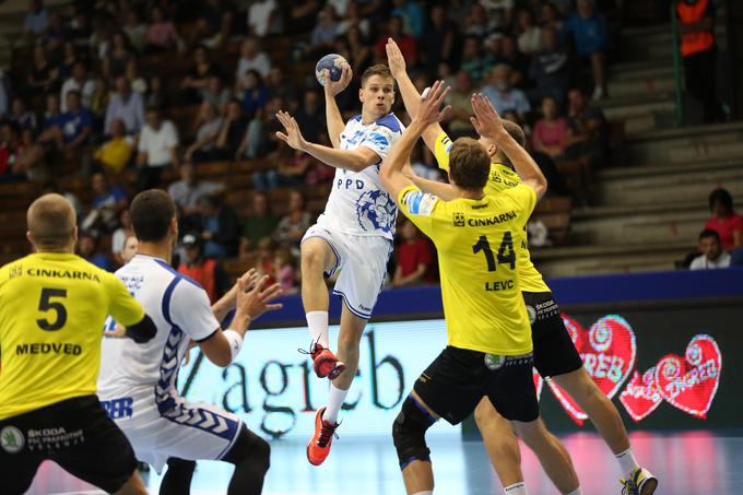 Darko Cingesar (v belem dresu) se bo pomeril z Brankom Tamšetom, ki ga je treniral v Velenju. Matevž Skok in David Miklavčič sta s Tamšetom sodelovala tako v Celju kot Gorenju.  | Foto: Seha