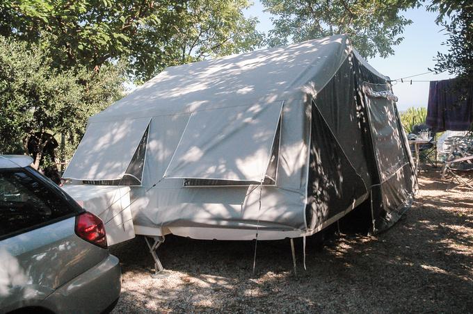 V primeru Camp-leta vse lahko naredi ena oseba, vse nogice in palice so na zatiče, tako da ne potrebuješ nikakršnega orodja, da zadeva stoji in opravlja funkcijo. | Foto: Klemen Korenjak