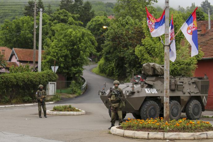 Kfor na Kosovu | Kosovo je eno največjih kriznih žarišč v Evropi. Zaradi popolnoma nasprotnih stališče glede Kosova se lahko napetosti med Srbijo in Kosovom oziroma med kosovskimi Albanci in Srbi sprevržejo v konflikt širših razsežnosti. Na fotografiji: avstrijski pripadniki Kforja junija lani v kraju Zvečane na severu Kosova, kjer večinoma živijo Srbi. | Foto Guliverimage