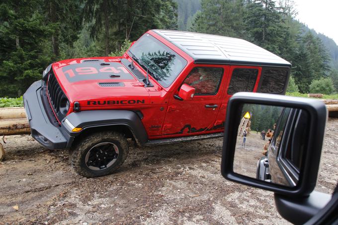 Wrangler 1941 med prikazom vožnje z bočnim nagibom na poligonu z umetnimi terenskimi ovirami.
 | Foto: Aleš Črnivec in Jeep