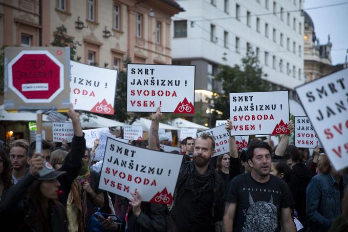 Predsednik vlade Janez Janša je pred dnevi ob komentiranju protestov uporabil izraz črnosrajčniki, zato je bilo danes precej protestnikov oblečenih v črno.  | Foto: Bojan Puhek