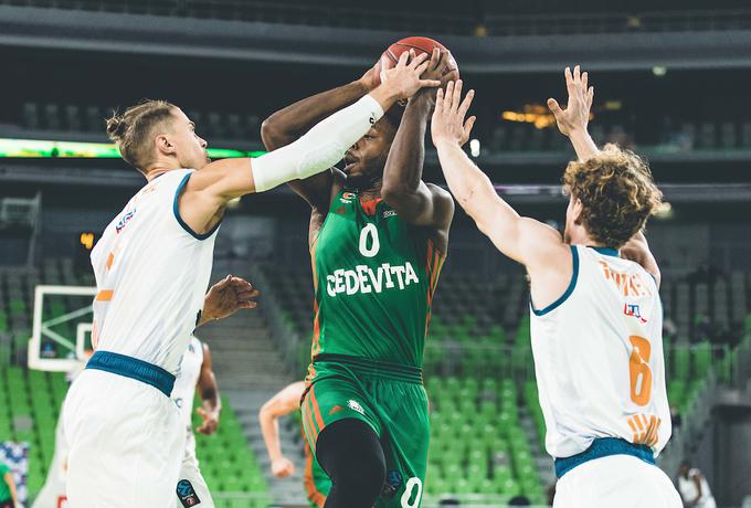 Košarkarji Cedevite Olimpije so imeli obilico težav z agresivno igro gostov. | Foto: Vid Ponikvar