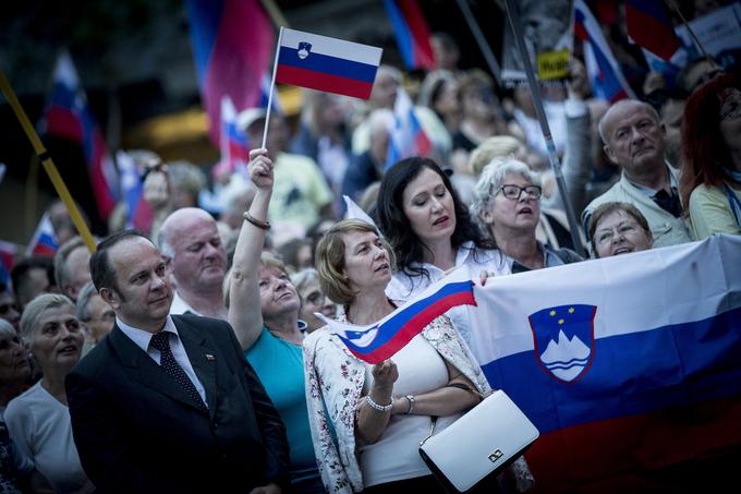 Po nekaterih ocenah se je zbralo več tisoč ljudi, veliko je bilo tudi vidnih članov SDS. | Foto: 