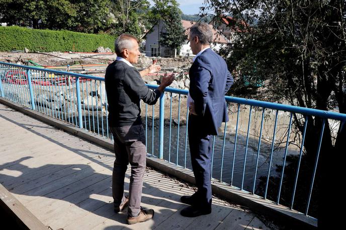 Robert Golob, poplave | Srečanje predsednika vlade Roberta Goloba z županom Občine Prevalje Matijo Tasičem ter ogled odprave posledic poplav in obnove vodovoda. | Foto STA