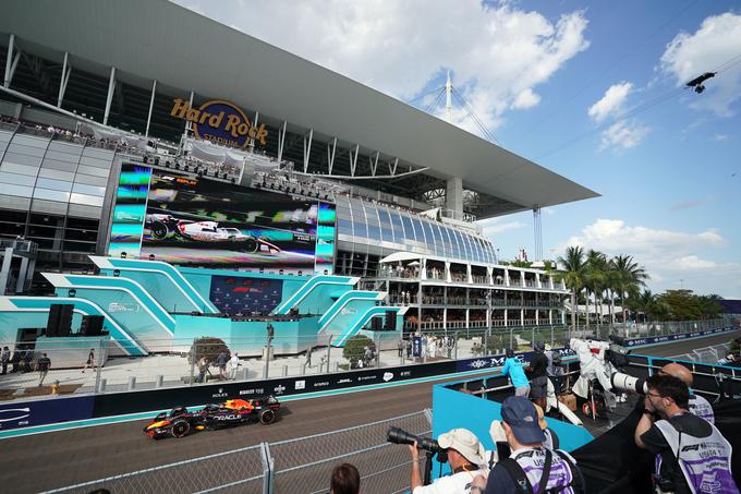 Max Verstappen je prvi zmagovalec dirke pred stadionom Hard Rock. | Foto: Reuters