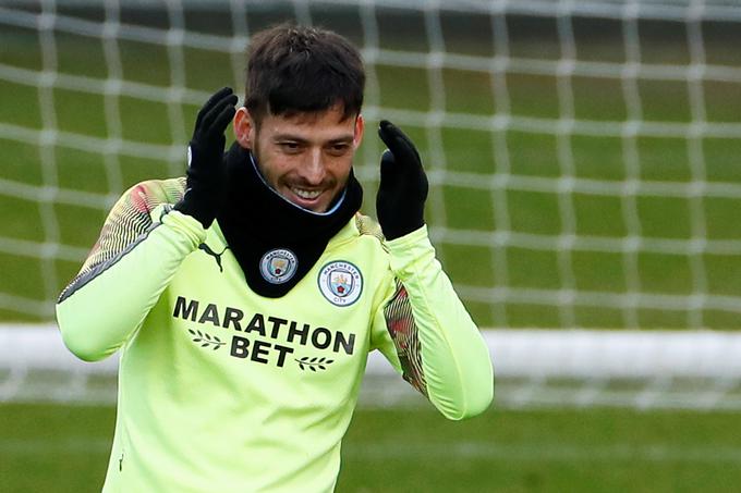 Po desetih letih Man City zapušča tudi David Silva. Španski čarovnik je leta 2010 v Manchester prišel iz Valencie in v tem času osvojil kar 15 lovorik. Po slovesu Vincenta Kompanyja je opravljal tudi vlogo kapetana, zdaj pa 34-letni dirigent v četi Pepa Guardiole nima več prihodnosti. Nekdanji španski reprezentant je za sinjemodre odigral več kot 400 tekem, zato se ga bodo navijači večno spominjali. Kje bo nadaljeval športno pot, ni jasno, a nogometaš njegovega kova ne bi smel imeti težav pri iskanju nove službe. | Foto: Reuters