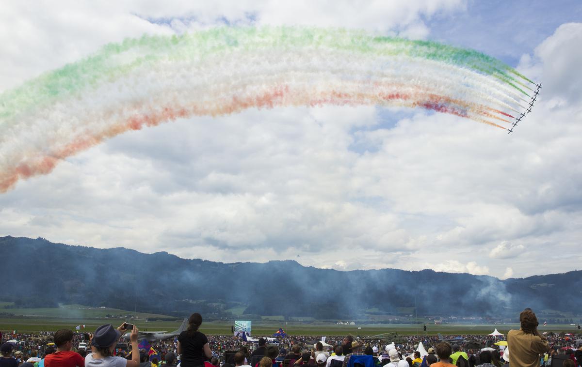 Frecce Tricolori | V nesreči je umrla petletna deklica, njen devetletni brat naj bi bil hudo poškodovan, prav tako tudi oba starša in pilot. Fotografija je simbolična. | Foto Red Bull