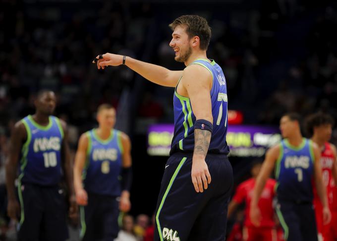 Luka Dončić je po Joelu Embiidu postal šele drugi neevropski košarkar, ki ga je EA Sports v zadnjih desetih letih izbral za ambasadorja katere od iger v seriji NBA Live. Pred Dončićem in Embiidom je ta čast doletela Paua Gasola in Luola Denga, ki sta se leta 2009 znašla na naslovnici igre NBA Live 10. | Foto: Reuters