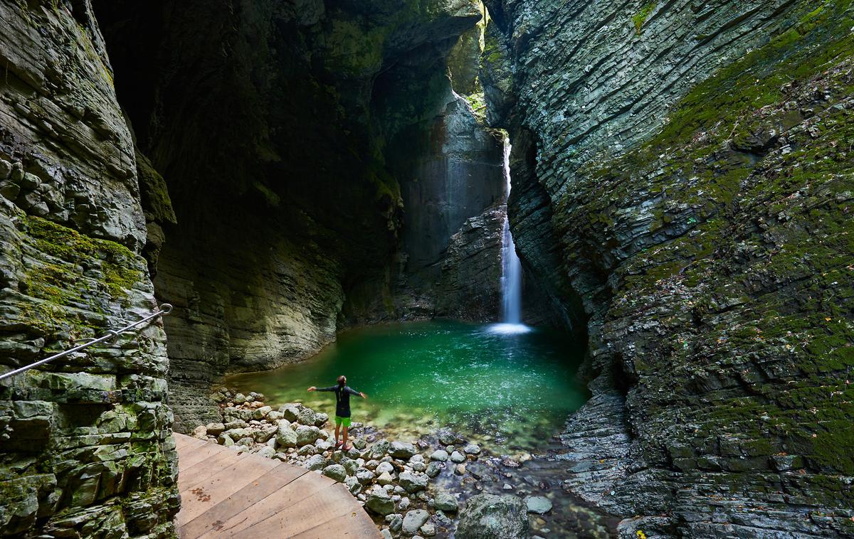 Slap Kozjak | Otrok je pri sestopu opazoval potok Kozjak in se pri tem nagibal čez zaščitno jeklenico, nato pa padel v omenjeni potok ter si poškodoval glavo. (Fotografija je simbolična.) | Foto Tomo Jeseničnik (www.slovenia.info)