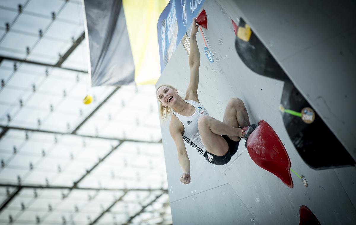 Janja Garnbret IFSC WORLD CUP MUNICH | Janja Garnbret in ostali člani slovenske reprezentance v športnem plezanju so danes odpotovali na Japonsko, kjer se bo 11. avgusta začelo svetovno prvenstvo v športnem plezanju. Na tekmi iz kombinacije bodo razdelili tudi prvih sedem vozovnic za olimpijske igre v Tokiu prihodnje leto.  | Foto Ana Kovač