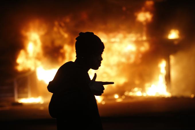 Poletje 2014 je bilo zelo vroče glede medrasnih odnosov v ZDA. Fotografije, ki so prihajale iz ZDA, so spominjale na rasne nemire v ameriških velemestih iz 60. let prejšnjega stoletja. | Foto: Reuters