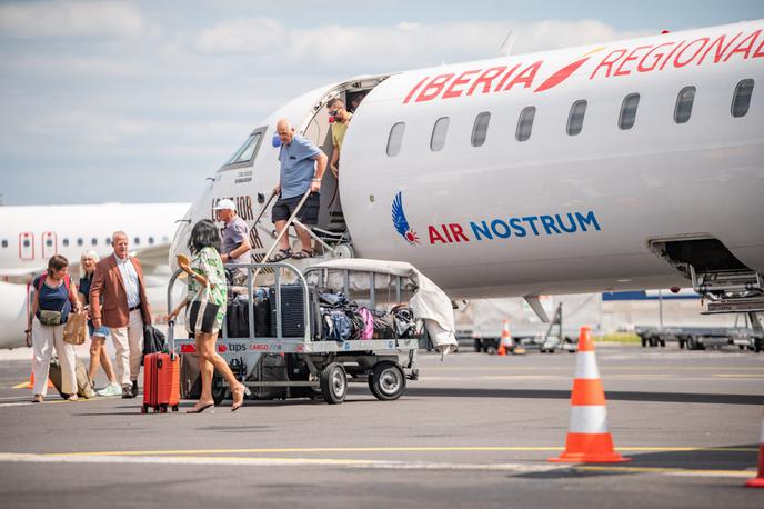 Brnik | V letošnjem poletju lahko potniki z ljubljanskega letališča z 22 letalskimi prevozniki potujejo na 25 destinacij. | Foto STA