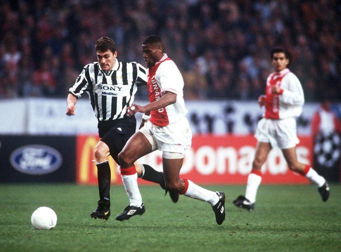 Dvoboj Christiana Vierija in Winstona Bogarda na obračunu Juventusa in Ajaxa leta 1997. | Foto: Getty Images