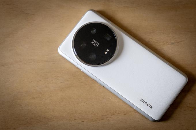 Že pri  svoji oblikovni zasnovi pametni telefon Xiaomi 14 Ultra zelo nazorno nakazuje, kaj so njegovi največji aduti. | Foto: Ana Kovač