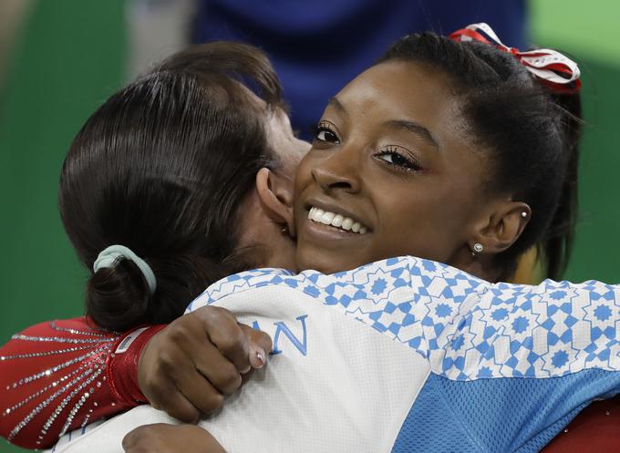 Čusovitina in njena ameriška tekmica Simone Biles. | Foto: Guliverimage/Vladimir Fedorenko