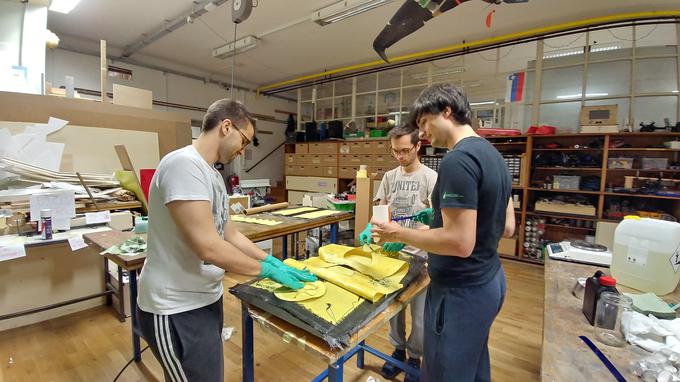 Študenti se pri projektu poleg tehničnih znanj in dela s stroji učijo tudi medsebojnega sodelovanja in usklajevanja različnih mnenj. | Foto: Microtransat Challenge