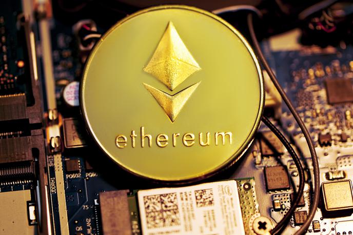 Ethereum | Eher (ETH) je trenutno druga najvrednejša kriptovaluta, skupna vrednost vseh ETH v obtoku znaša okrog 200 milijard evrov oziroma približno petino vrednosti celotnega svetovnega trga kriptovalut. Cena enega ETH se je v četrtek gibala pri okrog 1.700 evrih, absolutni cenovni rekord pa je ETH postavil novembra lani, ko je presegel mejo 4.000 evrov.  | Foto Unsplash