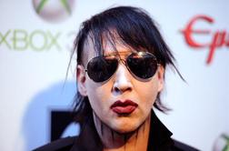 Šokantno: Marilyn Manson se je zgrudil na odru