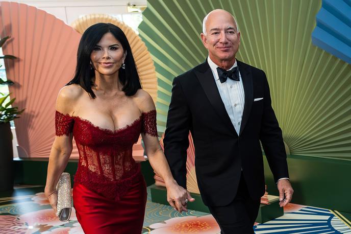 Jeff Bezos, Lauren Sanchez | Lauren Sanchez, ki je z drznim izborom obleke vabila številne poglede, v družbi zaročenca in ustanovitelja Amazona Jeffa Bezosa. | Foto Profimedia