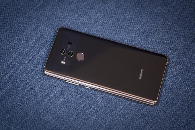 Huawei Mate 10 Pro sprejema dve kartici SIM in obe bosta lahko delovali tudi v omrežjih 4G.  | Foto: Ana Kovač