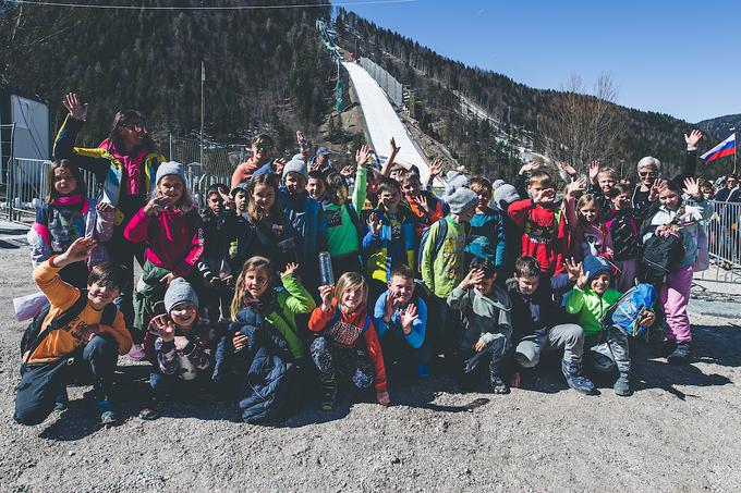 Tretji razred OŠ Trzin je užival v planiškem soncu. | Foto: Grega Valančič/Sportida