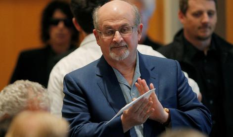 Pisatelj Rushdie po napadu oslepel na eno oko