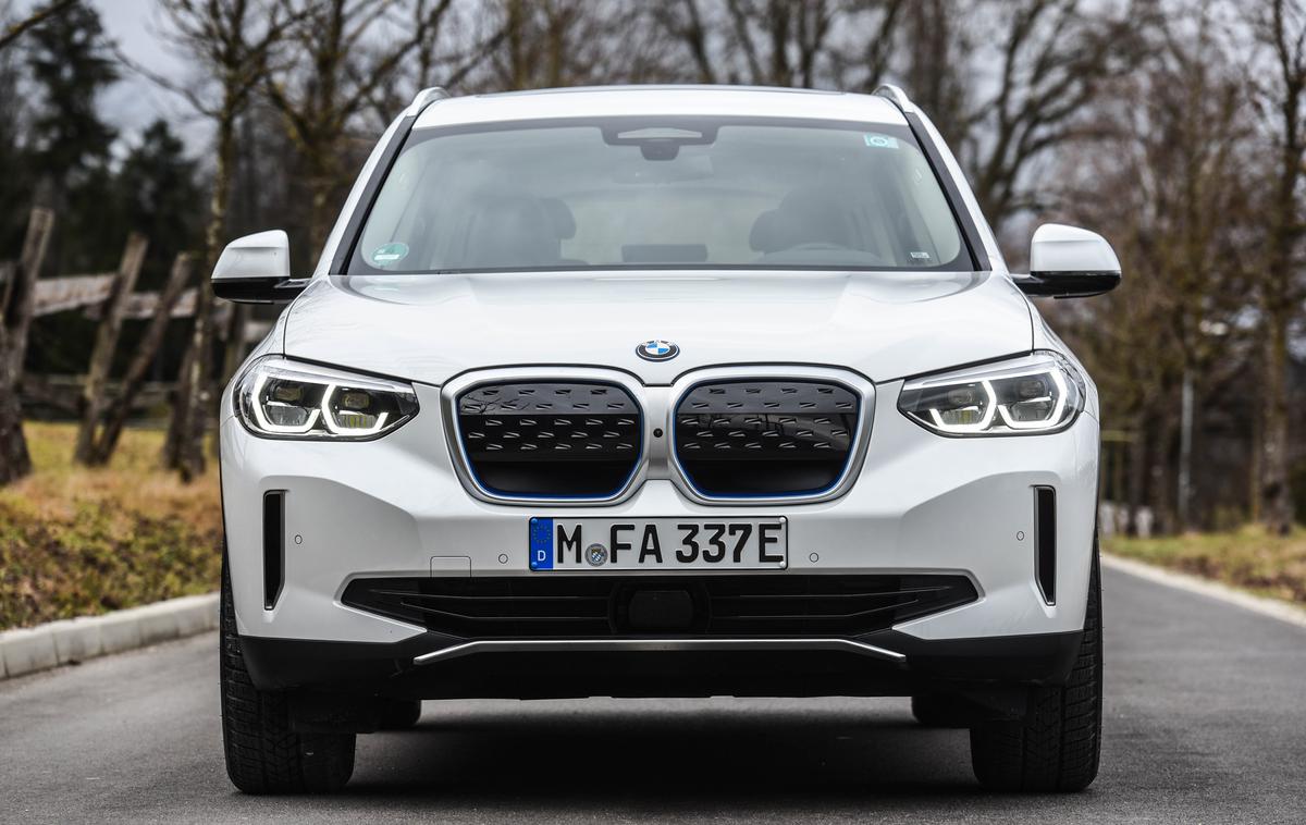 BMW iX3 | BMW je z iX3 ponudil kupcem še dodatno opcijo, ki poleg priključnega hibrida in običajnih motorjev prinaša sedaj praktično vse vrste pogonov. | Foto Gašper Pirman