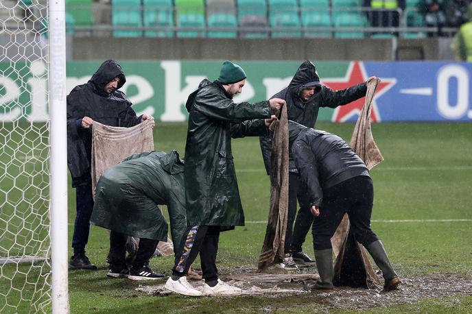 Olimpija Lille | Javni zavod za Šport Ljubljana pravi, da za ureditev oziroma revitalizacijo zelenice preprosto ni bilo dovolj časa. | Foto www.alesfevzer.com