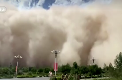 Poglejte, kako je peščeni vihar pogoltnil cela mesta #video