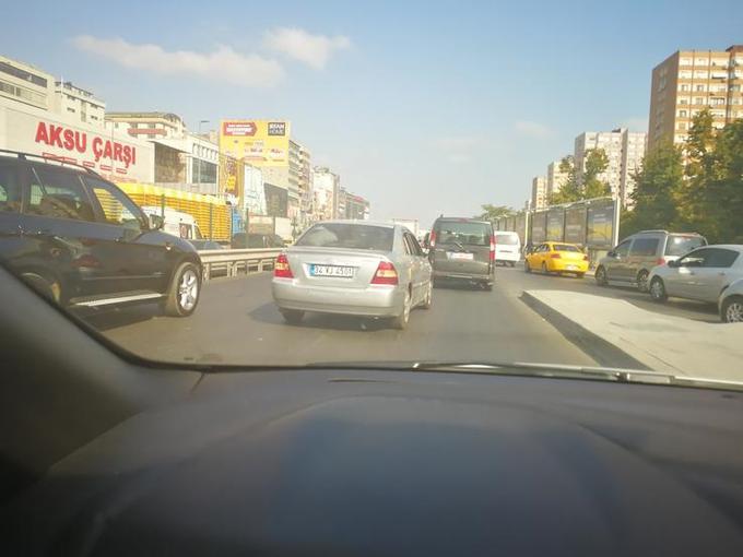 V mestu pa šok. Hupanje in izsiljevanje sta nacionalna športa, za neukega voznika je to vsekakor zahtevna ovira na poti do dvorane. | Foto: Gašper Karlovšek