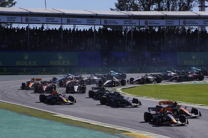 Interlagos štart šprint Max Verstappen Red Bull | Max Verstappen je že v prvem zavoju prehitel Landa Norrisa in dobil četrti šprint sezone. | Foto Reuters