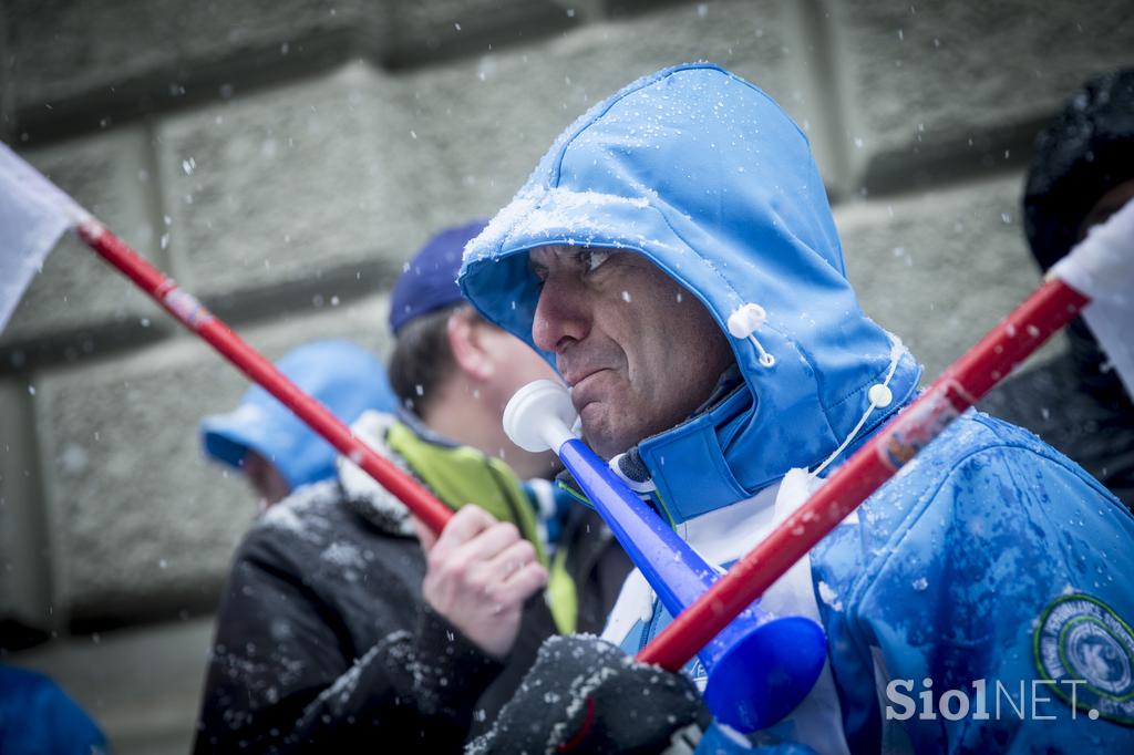 protest policistov pred vlado