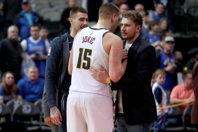 Luka Dončić, Nikola Jokić | Luka Dončić zaradi poškodbe ni igral. | Foto Getty Images