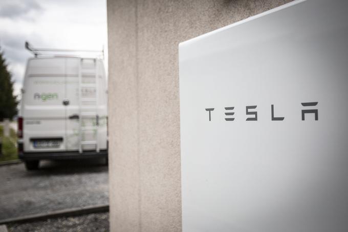 Hranilnik električne energije Tesla Powerwall lahko postavimo, tudi če nimamo sončne elektrarne, in sicer če se povežemo v NGEN-ovo mrežo, lahko dobivamo elektriko po najnižji ceni – od 0,02 evra, odvisno od tega, koliko viškov je bilo ustvarjenih. Tako si lahko močno zmanjšamo stroške električne energije. | Foto: Bojan Puhek