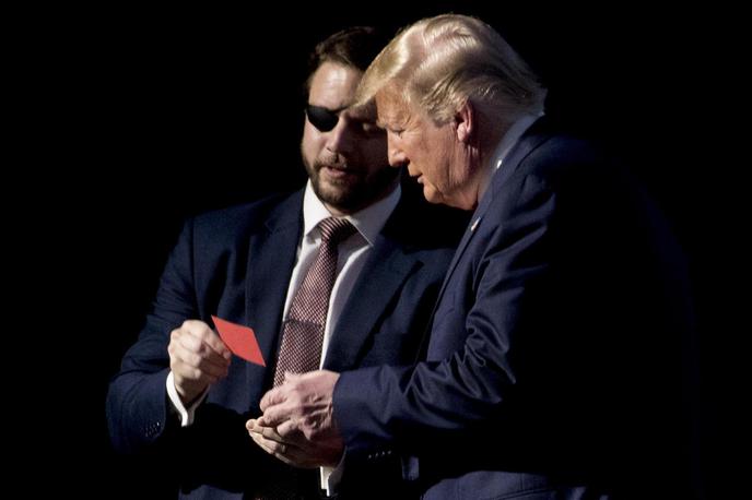 Donald Trump in Dan Crenshaw | Donald Trump je pred volitvami obljubljal obračun z mehiškimi narkokarteli, republikanski kongresnik iz Teksasa Dan Crenshaw pa je že leta 2023 v zakonodajni postopek vložil zakon, ki omogoča uporabo ameriške vojske v boju zoper mehiške mafijske narkokartele. | Foto Guliverimage