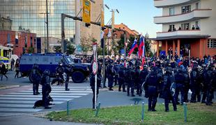 Spet blokada mesta, policija vklenila več ljudi #video #foto