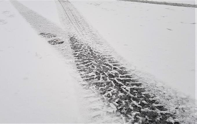 Ko je oprijem gum s cesto slabši, so zbranost za volanom, predvidevanje in učinkovito zaviranje ključni za varno ustavitev.  | Foto: Gregor Pavšič