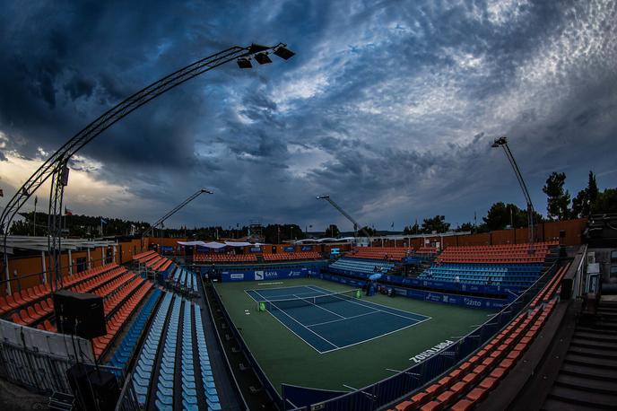 tenis Portorož | Kompleks zajema teniški stadion, ki obsega igrišče, tribuno s 1.600 sedeži in stavbo s trgovinami, lokali ter poslovnimi prostori. V okviru teniškega centra je še 13 igrišč s peščeno podlago, štiri igrišča s trdo podlago in dve igrišči pod balonsko konstrukcijo. Občina je dobila tudi poti in zelenice med igrišči, igrišče za mini golf, balinišče in park. | Foto Grega Valančič / Sportida