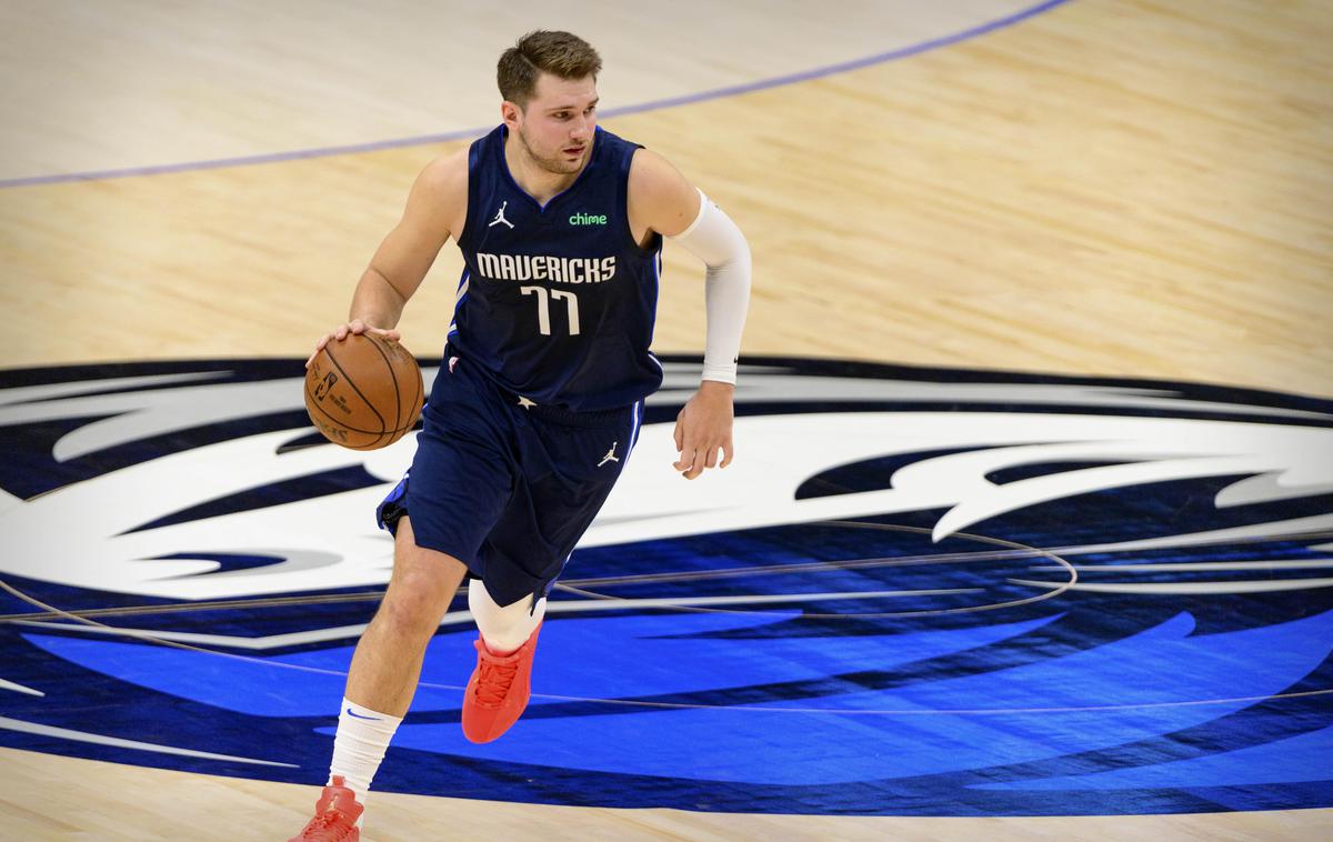 Luka Dončić | Luka Dončić v središču pozornosti svojih reprezentančnih soigralcev | Foto Guliver Image