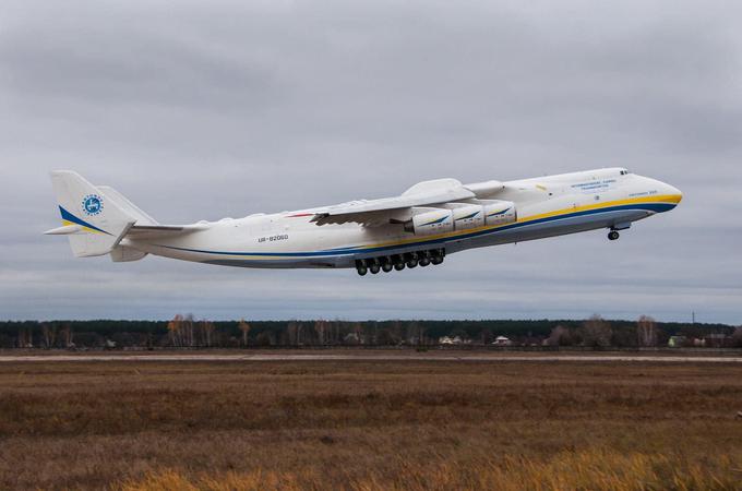 Letalo je bilo dolgo 84 metrov, visoko 18 metrov, razpon kril pa je znašal 88,4 metra. Največja vzletna masa letala je bila 640 ton. Mrijo je poganjalo šest motorjev. | Foto: Antonov Airlines